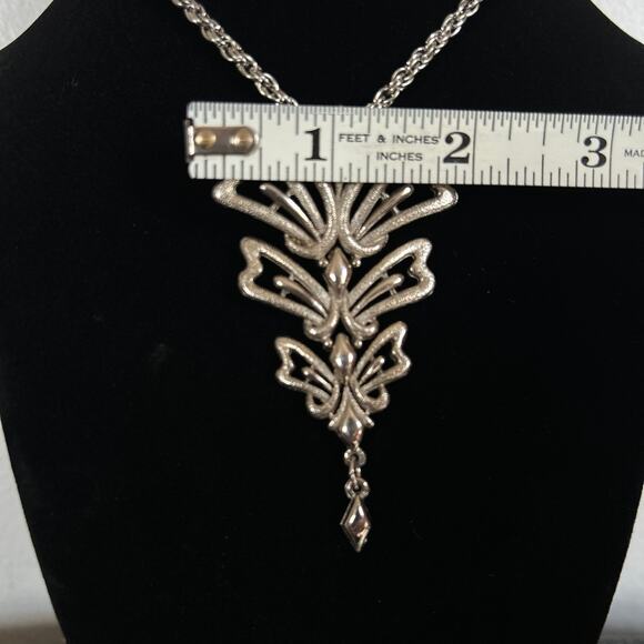 Vintage Lisner Silver Tone Ornate Statement Marked Pendant 18 inch Necklace - Picture 5 of 9